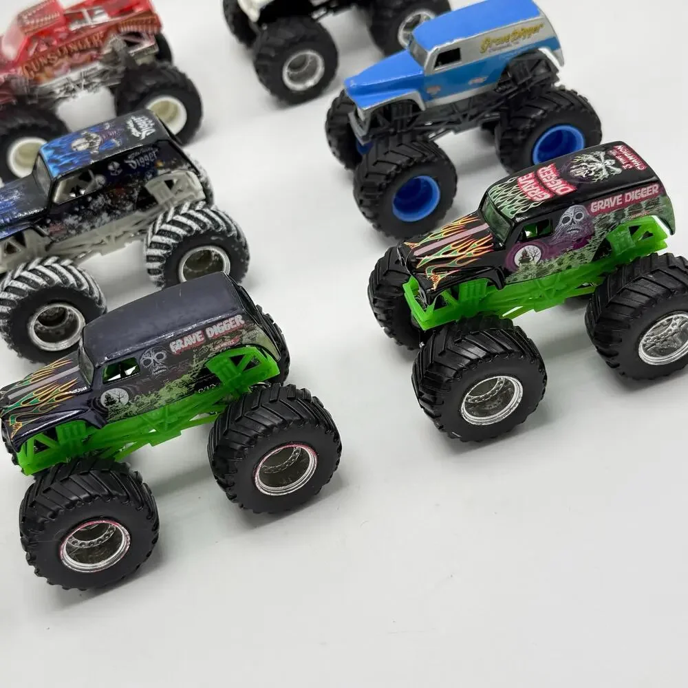 Lot of 9 Hot Wheels Monster Jam Monster Trucks Grave Digger Medusa 1:64 Die Cast